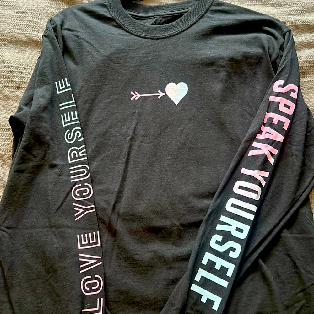 Love yourself tour BTS long sleeve tee in men’s medium.